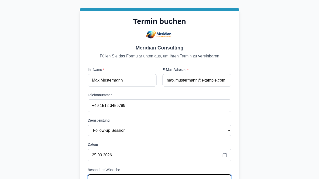 Produktscreenshot: Buchungsseite aus Kundensicht auf Mobilgerät und Desktop